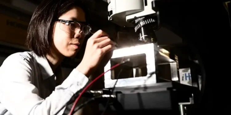 La lumière peut déplacer physiquement des atomes dans les semi-conducteurs 2D