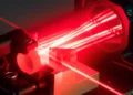Un laser ultracompact promet 80% d'efficacité pour l'industrie, la médecine et la recherche