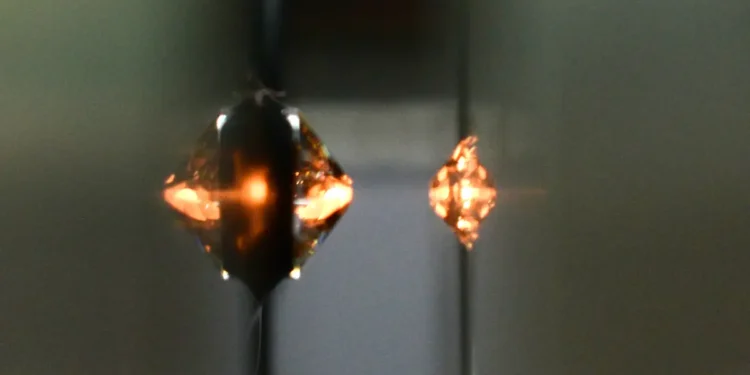 À l'intérieur de la cellule à enclume de diamant dynamique utilisée par l'équipe de recherche du KRISS pour générer l'état supercompressé (on peut voir une paire d'enclumes de diamant). Crédit : KRISS