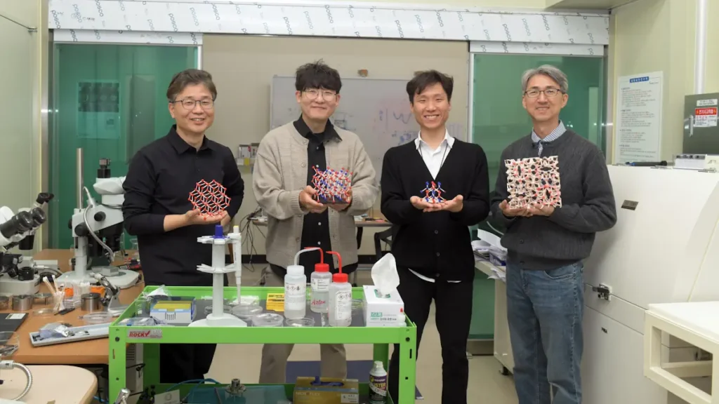 Équipe de recherche haute pression du groupe de métrologie spatiale du KRISS - (De gauche à droite : Dr Lee Yun-Hee (chercheur principal), Dr Kim Minju (chercheur postdoctoral), Dr Kim Jin Kyun (chercheur postdoctoral) et Dr Lee Geun Woo (chercheur principal))
