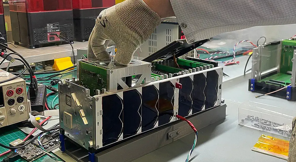  Boîtier ADCS (système de détermination et de contrôle d'attitude) en cours d'installation dans le modèle de qualification du satellite InnoCube.