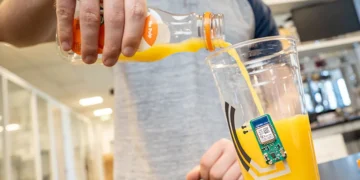 Un sticker ingénieux analyse votre taux de vitamine C simplement en saisissant votre gobelet