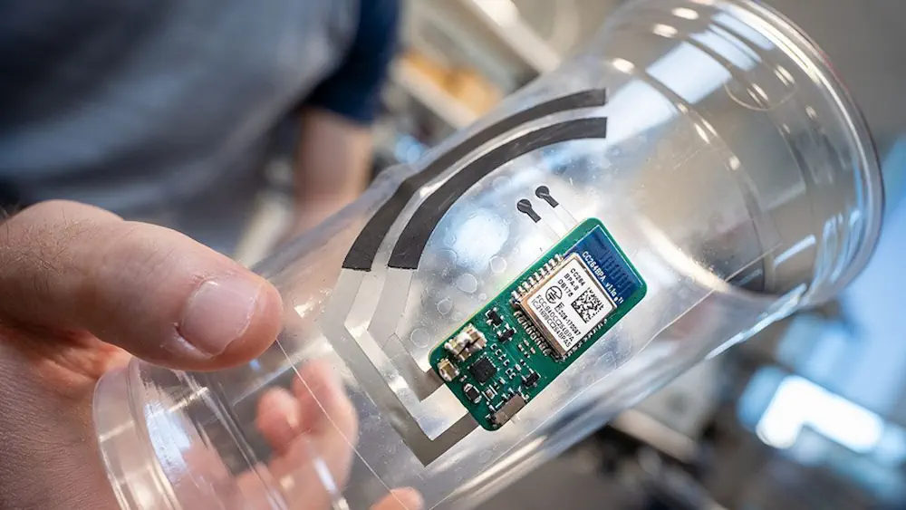 Un sticker ingénieux analyse votre taux de vitamine C simplement en saisissant votre gobelet