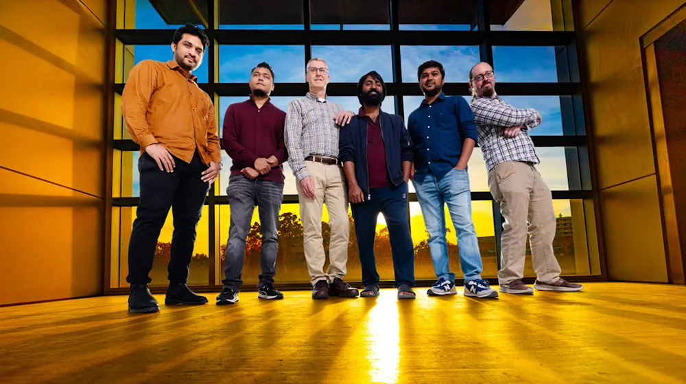 Le groupe Thibado : l'équipe chargée du capteur à base de graphène, de gauche à droite : Syed Maksudur Rahman, Tamzeed Bani Amin, Paul Thibado, Ashaduzzaman, MD Rezaul Kabir et Jim Mangum.
