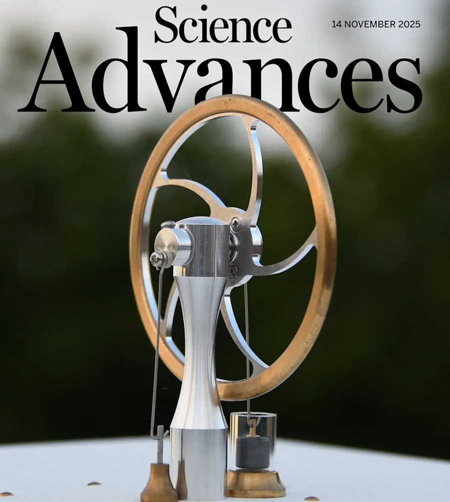 Dispositif de refroidissement radiatif qui exploite les différences de température créées par un refroidissement inférieur à la température ambiante en évacuant la chaleur vers le ciel. Si l'émission radiative des surfaces a été utilisée pour produire de l'électricité, ces dispositifs nécessitent souvent des matériaux rares difficiles à produire à grande échelle. Deppe et Munday présentent un moteur Stirling à refroidissement radiatif qui génère de l'énergie mécanique à partir du rayonnement thermique ambiant de la Terre en exploitant la différence de température entre une plaque froide orientée vers le ciel et une plaque chaude couplée au sol. Leurs résultats montrent comment les moteurs à refroidissement radiatif peuvent produire de l'énergie en continu et permettre une circulation passive de l'air, offrant ainsi une voie pour la production d'énergie renouvelable pendant la nuit