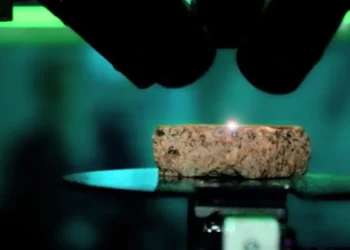 Un microscope laser français pour détecter les matériaux critiques à la vitesse de la lumière