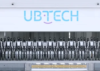 Cette vidéo de la livraison d'une armée de robots humanoïdes en série du chinois UBTECH nous laisse sans voix
