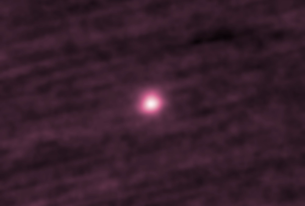 Cette image montre la comète interstellaire 3I/ATLAS sous la forme d'un globe lumineux et flou au centre. Voyageant à travers notre système solaire à une vitesse vertigineuse de 209 000 kilomètres à l'heure, 3I/ATLAS a été rendue visible grâce à une série d'images colorisées empilées prises entre le 11 et le 25 septembre à l'aide de l'instrument Heliocentric Imager-1, un imageur à lumière visible embarqué à bord du vaisseau spatial STEREO-A (Solar Terrestrial Relations Observatory). La colorisation a été appliquée afin de différencier cette image des autres images prises par des sondes spatiales d'observation.