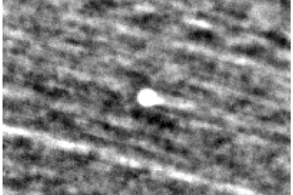 La comète 3I/ATLAS apparaît comme un objet lumineux près du centre de cette image, réalisée à partir des observations combinées de la mission PUNCH de la NASA prises entre le 20 septembre et le 3 octobre 2025, alors que la comète se trouvait à environ 231 à 235 millions de miles de la Terre. Sa queue apparaît comme un court prolongement vers la droite. Les étoiles apparaissent comme des traînées en arrière-plan.