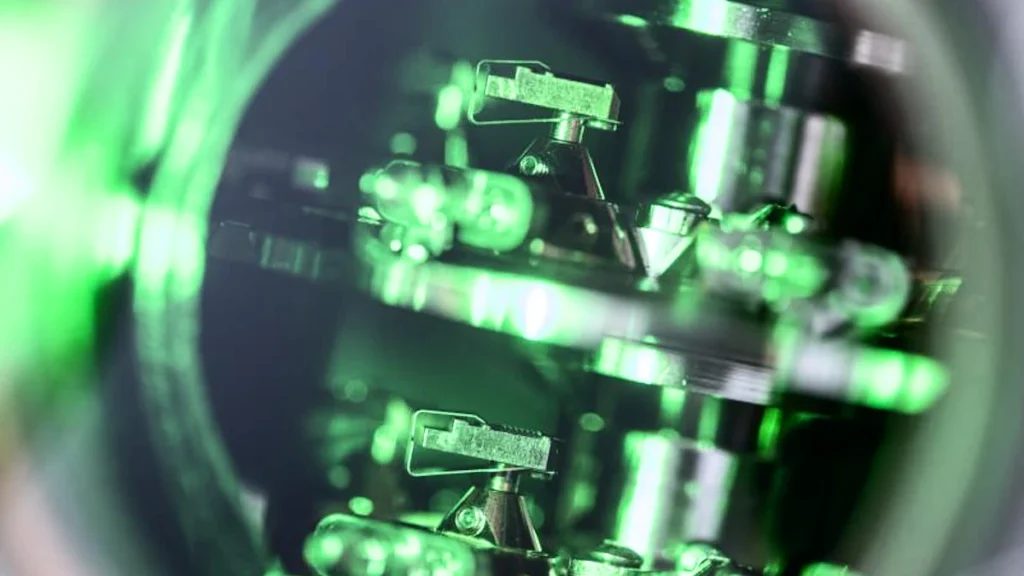 La tomographie par sonde atomique (sur la photo : chambre tampon) permet de visualiser les matériaux avec une résolution atomique. Cette méthode a également été utilisée dans l'étude en question.