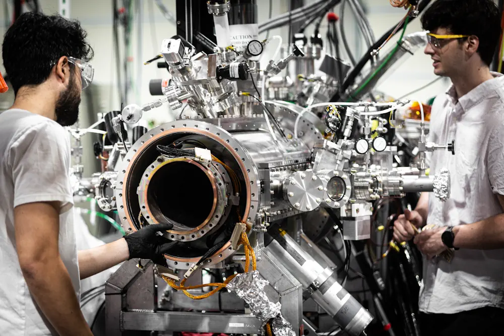 Les ingénieurs travaillent sur la chambre à plasma du FuZE-3 afin de préparer une campagne scientifique. La chambre ne mesure qu'environ 3,6 mètres de long et produit des filaments de plasma chauds et denses de quelques millimètres de large.