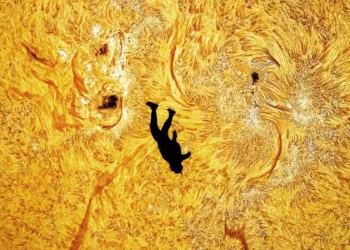 Capture exceptionnelle d'un parachutiste devant le soleil