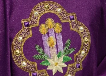 La chasuble rouge : symbole du Martyre et du Saint-Esprit