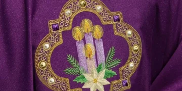 La chasuble rouge : symbole du Martyre et du Saint-Esprit