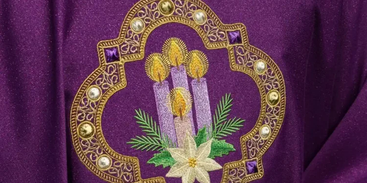 La chasuble rouge : symbole du Martyre et du Saint-Esprit