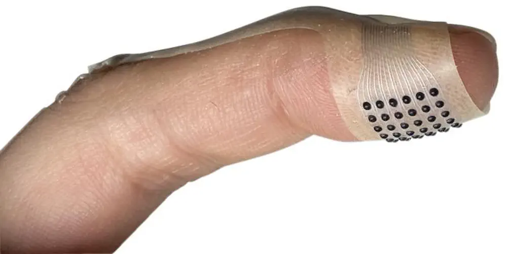 VoxeLite comprend une série de minuscules nœuds contrôlés individuellement, intégrés dans une feuille de latex extensible et fine comme du papier. Ces nœuds souples fonctionnent comme des pixels tactiles, chacun capable d'appuyer sur la peau à grande vitesse et selon des motifs précis