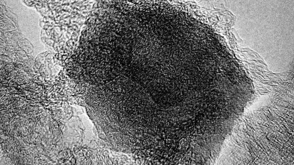 L'image prise à l'aide d'un microscope électronique à transmission haute résolution montre la structure complexe et intricate à l'intérieur du matériau Fe-N-Carbone.