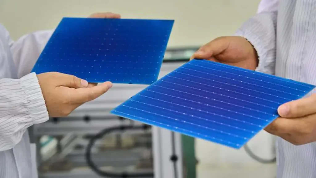 L'équipe de recherche inspecte la qualité des cellules solaires à hétérojonction en silicium fabriquées. Crédit : Kier