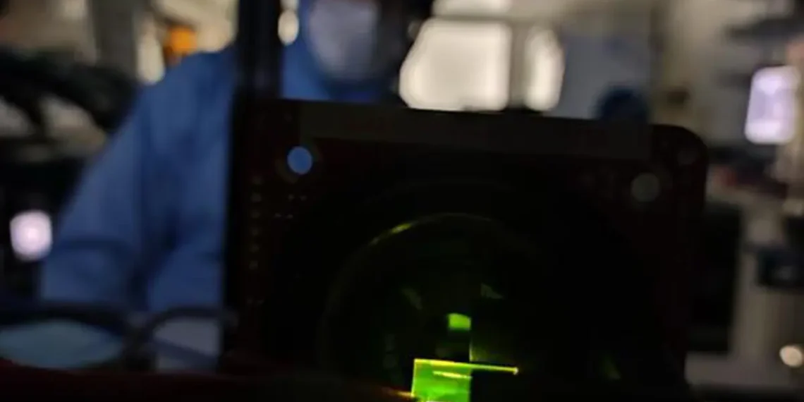 Une photographie d'un dispositif OLED issu de l'étude. Crédit : Matt Fuchter, Université d'Oxford.