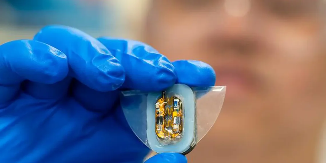 Le robot raie manta à commande magnétique est équipé de batteries flexibles, d'actionneurs élastomères magnétiques souples et d'un circuit hybride léger pour la détection et la communication sans fil.