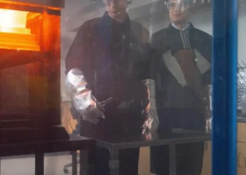 Nicholas Clark, à gauche, est professeur assistant de recherche à Penn State et co-inventeur de LionGlass. Il travaille dans le domaine des glaciers.