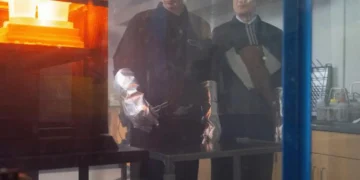 Nicholas Clark, à gauche, est professeur assistant de recherche à Penn State et co-inventeur de LionGlass. Il travaille dans le domaine des glaciers.