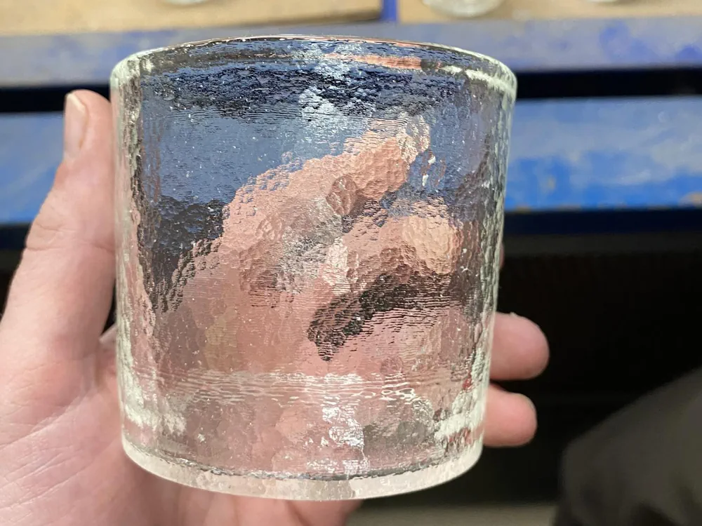 L'essai concluant a confirmé la compatibilité avec les techniques traditionnelles de fabrication industrielle du verre, une étape clé vers une commercialisation et des applications pour une variété de produits.