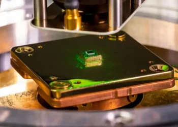 Researchers led by Princeton's Nathalie de Leon have developed a new quantum sensing technique based on entangled point