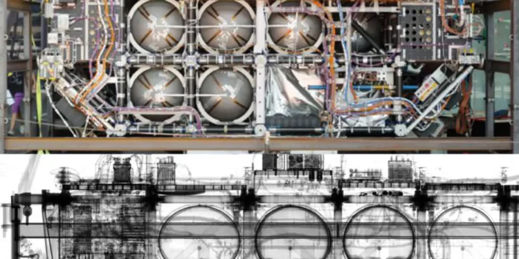 Les radiographies d'« EURECA » montrent les réservoirs de carburant et de gaz avec des restes de solution de nettoyage ainsi que le « squelette » modulaire du satellite. Image : Empa, CC BY 4.0