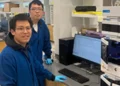 Le chimiste Yuwei Gu (à gauche) et l'étudiant diplômé Shaozheng Yin de l'université Rutgers utilisent un appareil de chromatographie par perméation de gel pour
