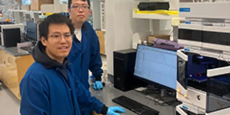 Le chimiste Yuwei Gu (à gauche) et l'étudiant diplômé Shaozheng Yin de l'université Rutgers utilisent un appareil de chromatographie par perméation de gel pour