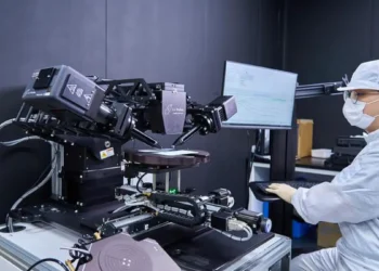 Un chercheur analyse les défauts des cellules solaires à hétérojonction en silicium.