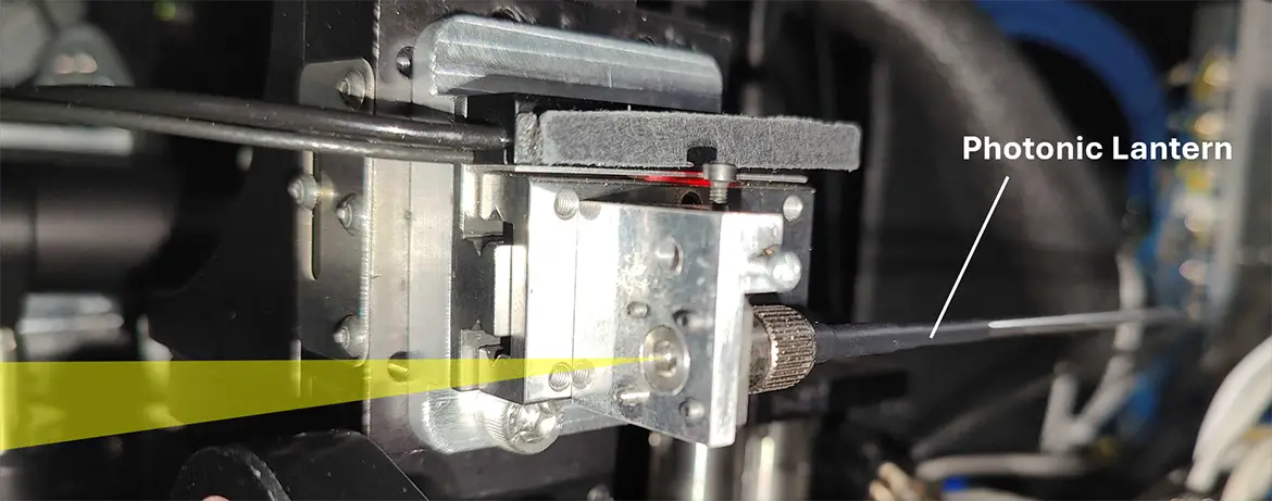Photo de la lanterne photonique montée sur l'instrument FIRST-PL du télescope Subaru. La lumière collectée par le télescope est focalisée sur l'entrée de la lanterne photonique.