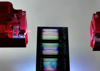 Des chercheurs de Sydney maîtrisent la lumière « bruyante » dans des lasers miniatures