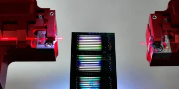 Des chercheurs de Sydney maîtrisent la lumière « bruyante » dans des lasers miniatures