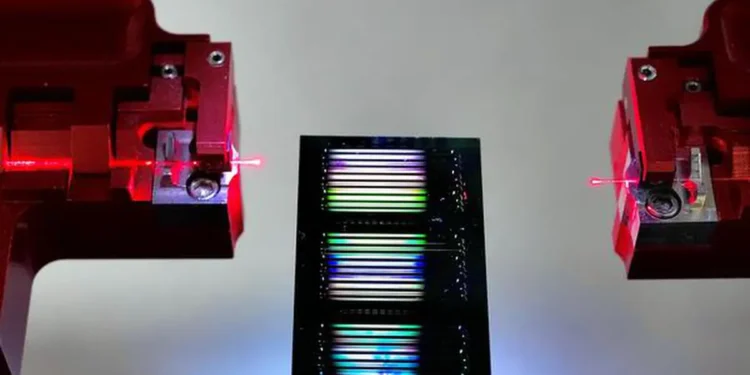 Des chercheurs de Sydney maîtrisent la lumière « bruyante » dans des lasers miniatures