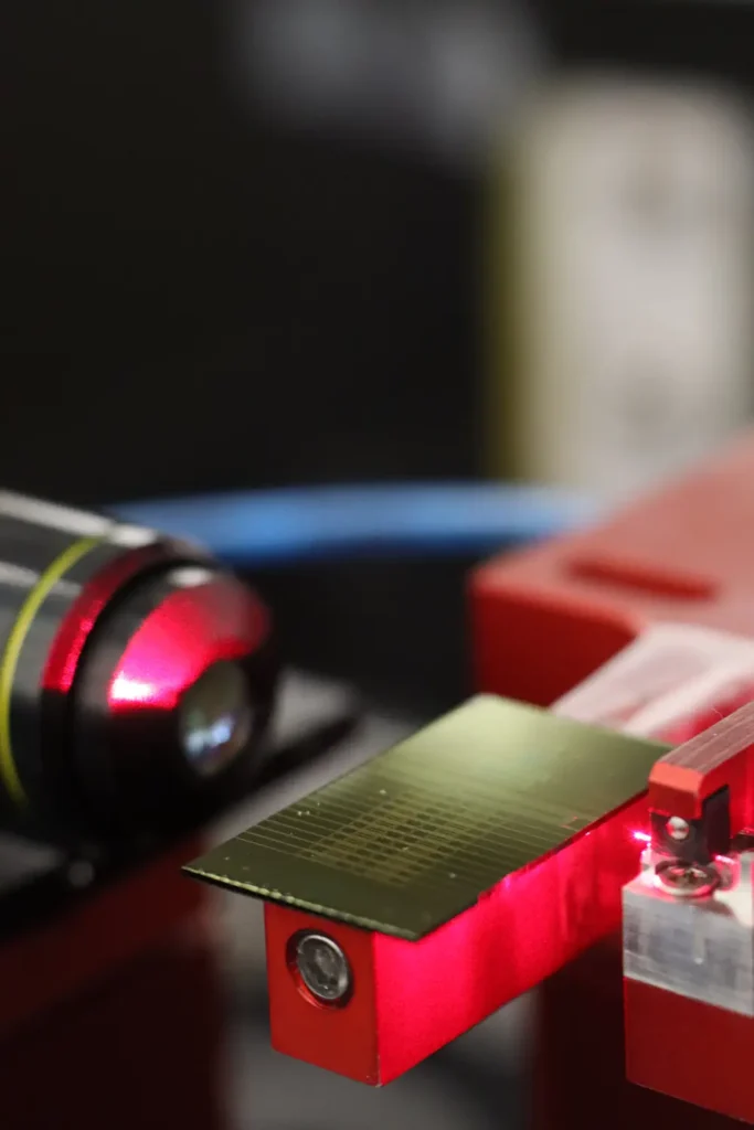 Dispositif expérimental permettant de coupler la lumière à l'intérieur et à l'extérieur d'une puce photonique développé à l'université de Sydney. Photo prise dans les laboratoires du Sydney Nanoscience Hub de l'université de Sydney Nano Institute.