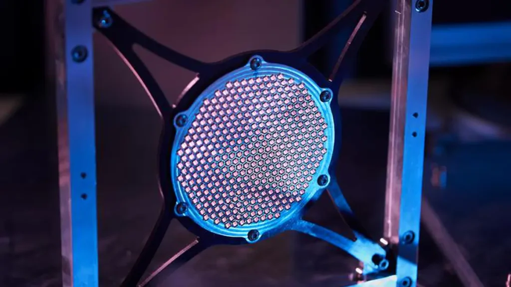 Le dichroïque innovant de la caméra dans le laboratoire. Les ondes radio plus longues sont réfléchies par cette surface spéciale, tandis que les plus courtes la traversent directement. Le motif en nid d'abeille du composant permet à la caméra de fonctionner avec des ondes radio polarisées, qui peuvent révéler les champs magnétiques à proximité des trous noirs, par exemple.