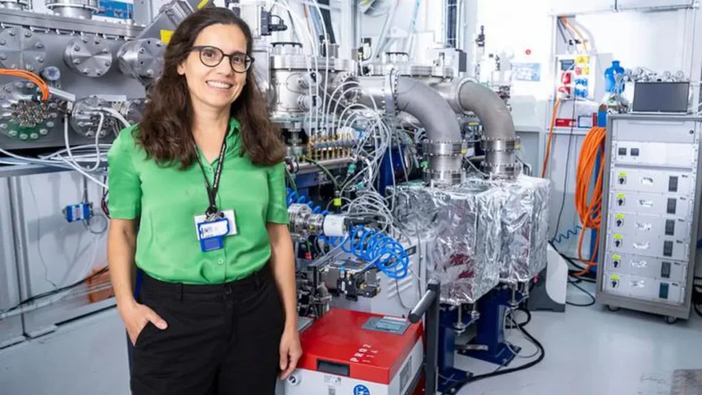 Ana Diaz à la ligne de lumière cSAXS du SLS récemment modernisé. Cette modernisation permettra aux scientifiques d'obtenir des images de tissus cérébraux jusqu'à 100 fois plus rapidement, ou de capturer des volumes jusqu'à 100 fois plus importants