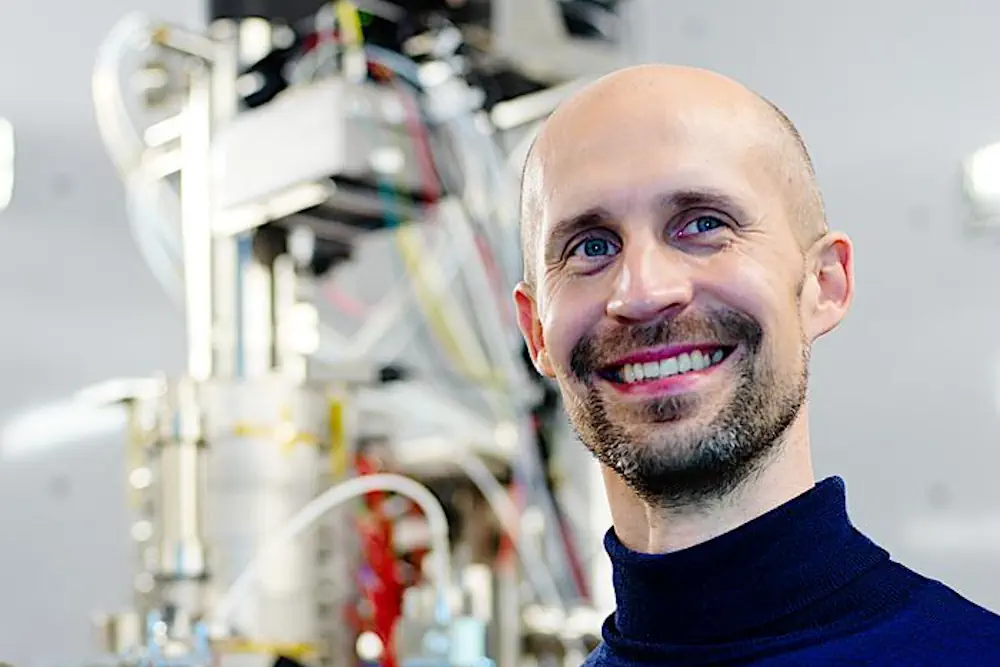 Kimmo Mustonen devant le microscope Nion UltraSTEM 100 utilisé pour l'étude.