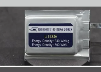 Cellules de type poche fabriquées à l'aide de la technologie développée à partir de la cellule supérieure avec anode en lithium métal, cellule avec graphite