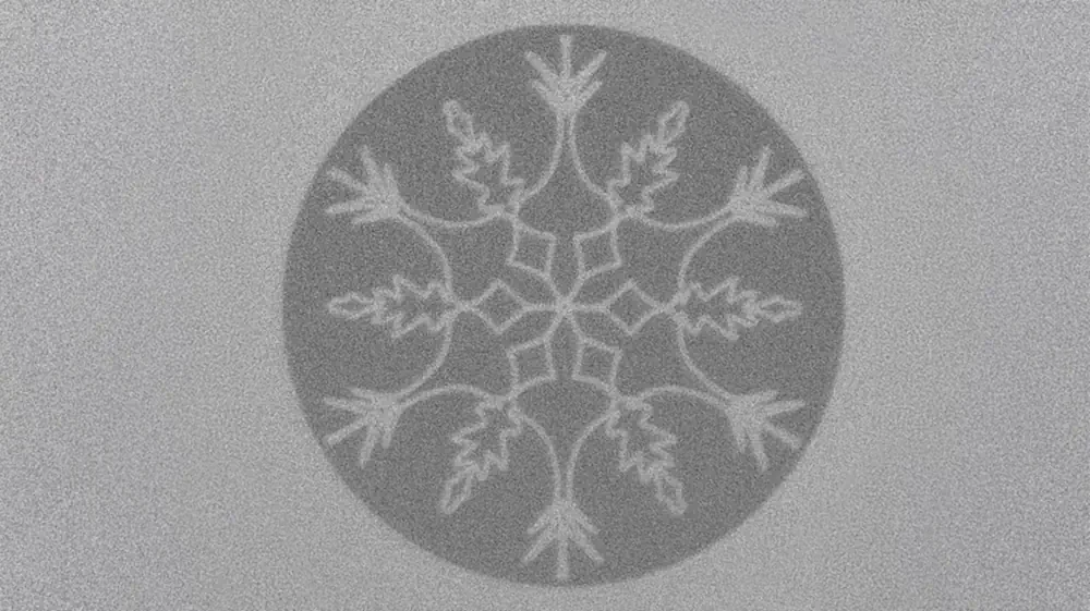 De la lumière laser au flocon de neige : cette structure magnétique a été créée au PSI à l'aide d'un laser industriel, non pas à des fins décoratives, mais pour démontrer la possibilité de modifier précisément des matériaux en vue d'une utilisation dans le stockage de données, l'intelligence artificielle et la photonique.
