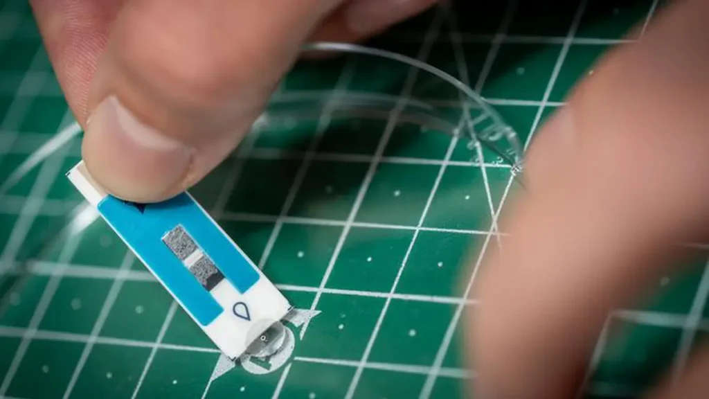 Des chercheurs de l'Université technique de Munich (TUM) ont découvert un moyen d'améliorer la précision des biocapteurs à oxydase courants de 50 % à 99 %, ouvrant ainsi la voie à de nouvelles applications. Les chercheurs ont mis au point un piégeur d'oxygène : une alcool oxydase qui consomme l'excès d'oxygène en le transformant en eau. Sur cette photo : la bandelette du capteur est traitée avec un échantillon.