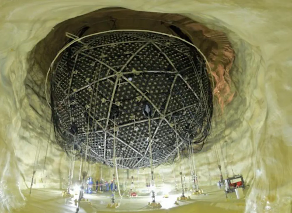 La cavité et le détecteur de l'Observatoire de neutrinos de Sudbury en cours de construction à deux kilomètres sous terre à Sudbury, en Ontario, au Canada.