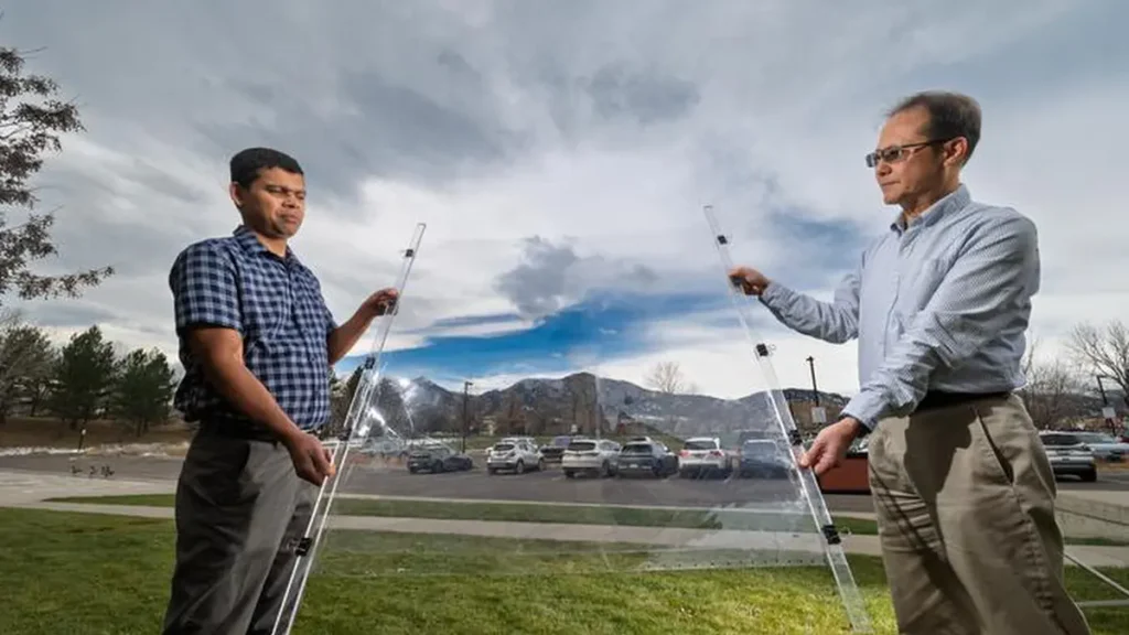 Eldho Abraham, à gauche, et Taewoo Lee, à droite, tiennent un nouveau matériau isolant pour fenêtres appelé MOCHI, fixé à une fine feuille de plastique, qui a été conçu par des chercheurs de l'université de Boulder dans le laboratoire du professeur de physique Ivan Smalyukh