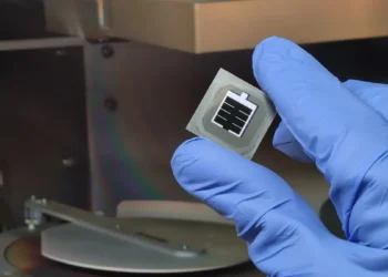 Cellules solaires tandem pérovskite-silicium fabriquées à la LMU. | © Groupe Aydin