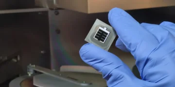 Cellules solaires tandem pérovskite-silicium fabriquées à la LMU. | © Groupe Aydin