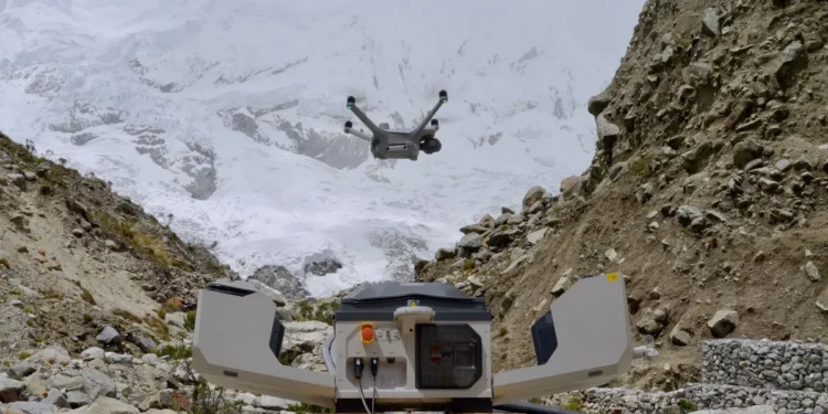 Les drones DJI surveillent les glaciers péruviens menaçant 120 000 personnes