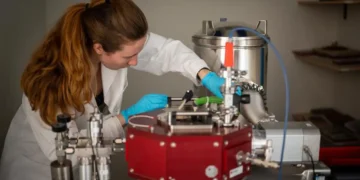 In a vacuum: Empa doctoral student Johanna Byloff prepares the samples on the coating machine of the Empa spin-off Swiss
