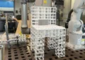 À partir de la consigne « Fabrique-moi une chaise » et du commentaire « Je veux des panneaux sur le siège », le robot assemble une chaise et place des panneaux.